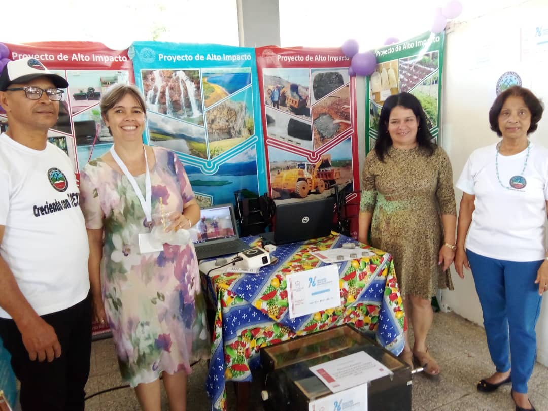 PupoArlenys's tweet photo. La @UniversidadMoa participa en la Expoferia con proyectos innovadores, productos y servicios creados por nuestros investigadores. Conocimiento-tecnología-desarrollo local. Stand universitario con soluciones prácticas para el territorio.  @yurisley_valdes https://t.co/tpLbZKRN4w