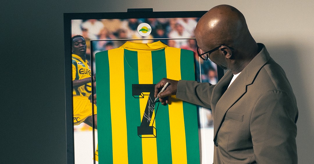 Frame_The_Game's tweet photo. 🗓️ #OnThisDay, Claude Makélélé played his 200th game for FC Nantes – the club where he broke through, won the league title, and helped drive a run to the #UCL semi-final.

A midfield icon, forged in yellow and green.

Celebrate his legacy with a signed and framed Nantes shirt. https://t.co/jZo9UWIkQq