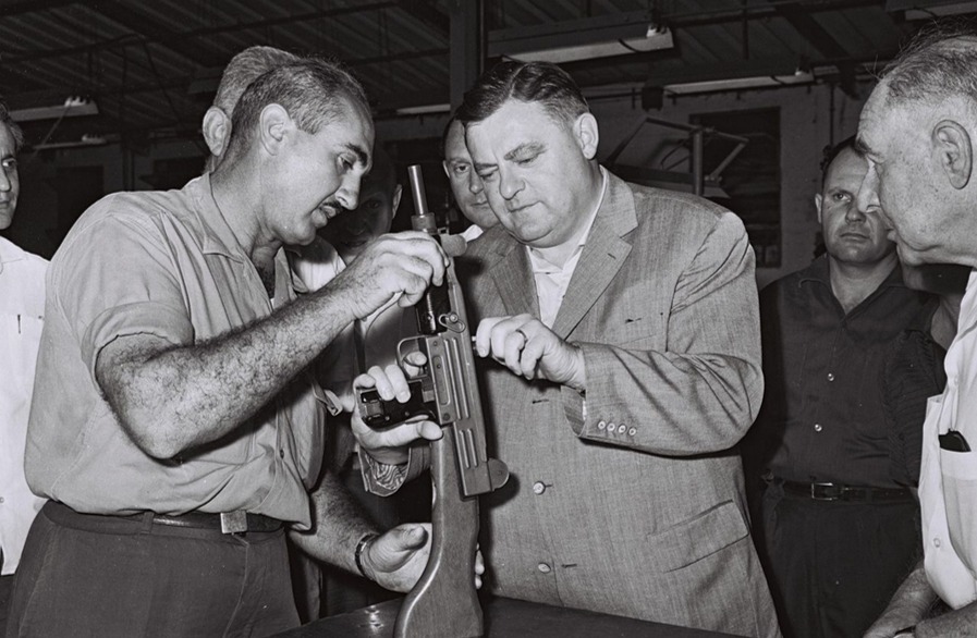 Der CSU-Vorsitzende Franz Josef Strauß lässt sich im Mai 1963 von dem israelischen Waffentechniker Uzi Gal (geboren als Gotthard Glas im thüringischen Weimar) dessen neue Maschinenpistole erklären.