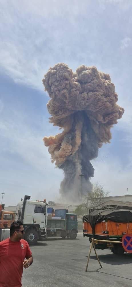 MAHENDRASI47191's tweet photo. huge explosion took place in Iran's Bandar Abbas, the reason for which is not yet known 😱

#BREAKING
#Iran #BandarAbbas #Explosive #Explosion #FasterCompaign #SpinnerContest https://t.co/qOcVovJT5F