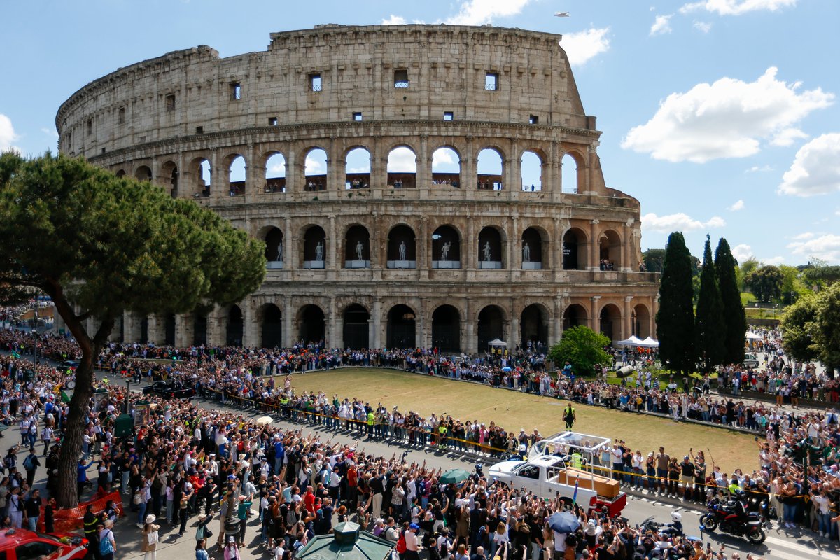 McLellan_Js's tweet image. Here are some photos I took for @CatholicNewsSvc
of #PopeFrancis' casket being taken to his final resting place in the Basilica of St. Mary Major in Rome after his funeral.
The late pope's last journey in the popemobile took him past the Roman Forum and the Colosseum.