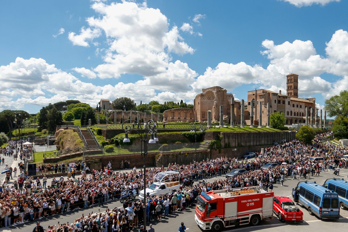 McLellan_Js's tweet image. Here are some photos I took for @CatholicNewsSvc
of #PopeFrancis' casket being taken to his final resting place in the Basilica of St. Mary Major in Rome after his funeral.
The late pope's last journey in the popemobile took him past the Roman Forum and the Colosseum.