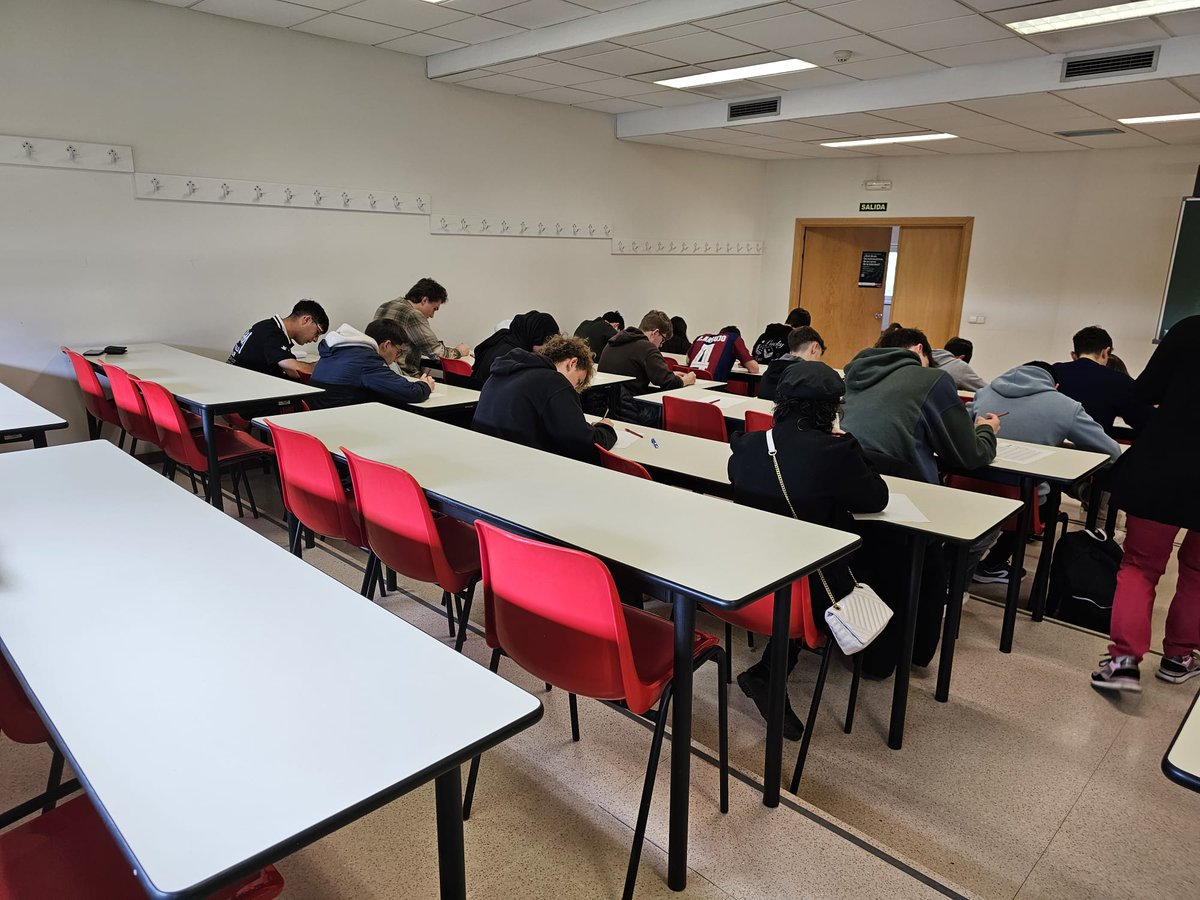 Esta mañana de sábado nuestro alumnado de 1ºESO, 3ºESO y 2ºBCH ha participado en el XXVII CONCURSO DE PRIMAVERA DE MATEMÁTICAS. LA RIOJA 2025.
a-prima.es/joomla/index.p…