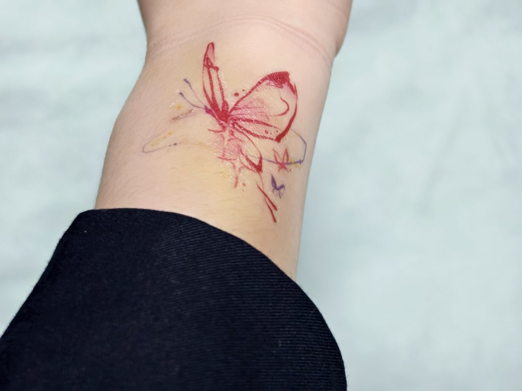 用纹身贴就没人看到我的淤青了（bushi）