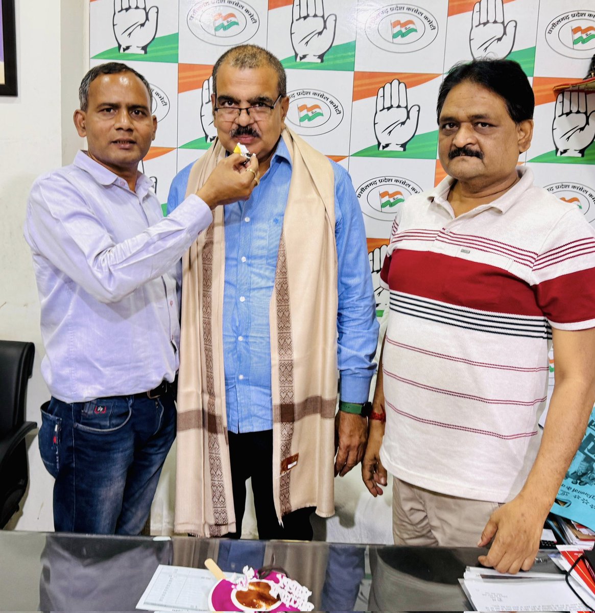 SVerma_INC's tweet photo. News24 Madhya Pradesh Chhattisgarh के Editorial Direcror और Lalluram डॉट कॉम के संपादक मनोज सिंह बघेल जी को जन्मदिन की हार्दिक शुभकामनाएं 💐🎂

आपके सफ़ल सुखद दीर्घायु जीवन की मंगलकामना सहित बधाई 💐

@manojbaghel71
#birthday https://t.co/8OfFOL1wv2