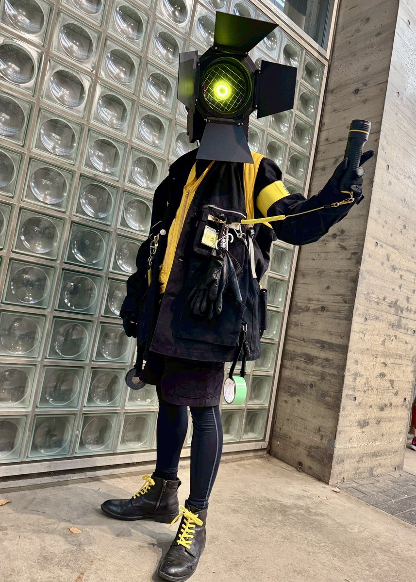 異形頭(創作)／舞台照明頭

自作のカラーフィルタやC型プラグを照明の本職の方にお褒めいただけて光栄でした！

#異形頭 
#ニコニコ超会議2025
#ニコニコ超会議2025コスプレ