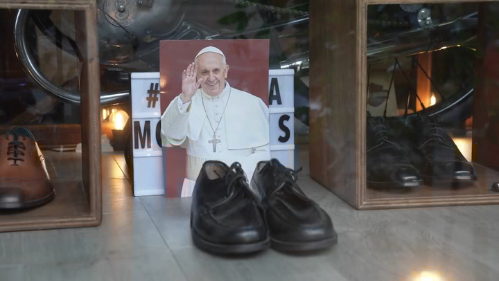 Ромын Пап Францисыг эцсийн мөчөө хүртэл хэтэрхий даруухан, эд баялагт татагддаггүй, хүмүүсийн төлөө гэсэн хүн байсан талаар олон улсын сэтгүүлчид бичсээр байна. Тэрээр Ромын Пап бүрийн зүүдэг байсан алтан загалмайг зүүлгүй энгийн төмөр загалмай зүүж, үе үеийн Пап нарын өмсдөг