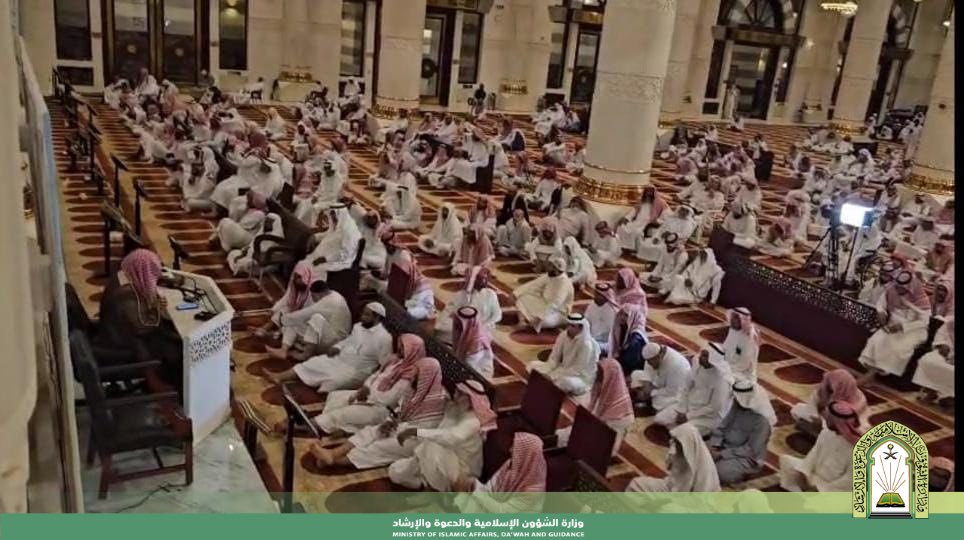 Saudi_Moia's tweet photo. في إطار استعداداتها لموسم حج 1446هـ…

أقامت وزارة الشؤون الإسلامية والدعوة والإرشاد، ممثلةً بمعهد الأئمة والخطباء، يوم الأربعاء 25 شوال 1446هـ، برنامجاً تدريبياً بعنوان “مهارات التعامل مع ضيوف الرحمن”، استهدف عدد من المراقبين والمراقبات الميدانيين بفرع الوزارة بمنطقة مكة المكرمة ، واستفاد منه (2848) مستفيداً.

ويأتي هذا البرنامج ضمن جهود الوزارة في رفع كفاءة منسوبيها وتعزيز مهاراتهم في التواصل الفعّال، بما يسهم في تحقيق التميز في الأداء، ويعكس الصورة المشرفة للمملكة في خدمة حجاج بيت الله الحرام.

ويُعد هذا البرنامج جزءًا من سلسلة برامج نوعية تنفذها الوزارة لتأهيل الكوادر البشرية، وتعزيز القيم الدينية والمهنية في بيئة العمل الميداني لخدمة ضيوف الرحمن.