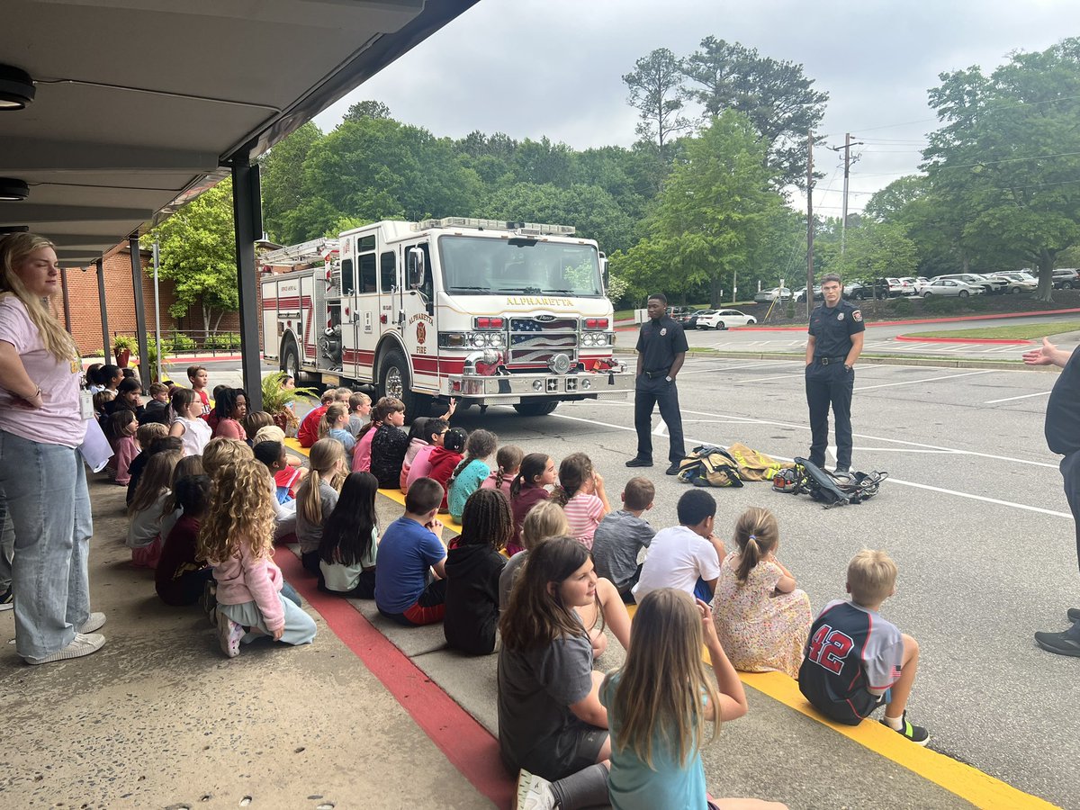Thank you to the incredible Alpharetta Fire Department for coming out to our Hometown Heroes event! The students loved meeting the firefighters and learning about fire safety. We are grateful for your service and dedication! #HometownHeroes #AlpharettaFireDepartment
