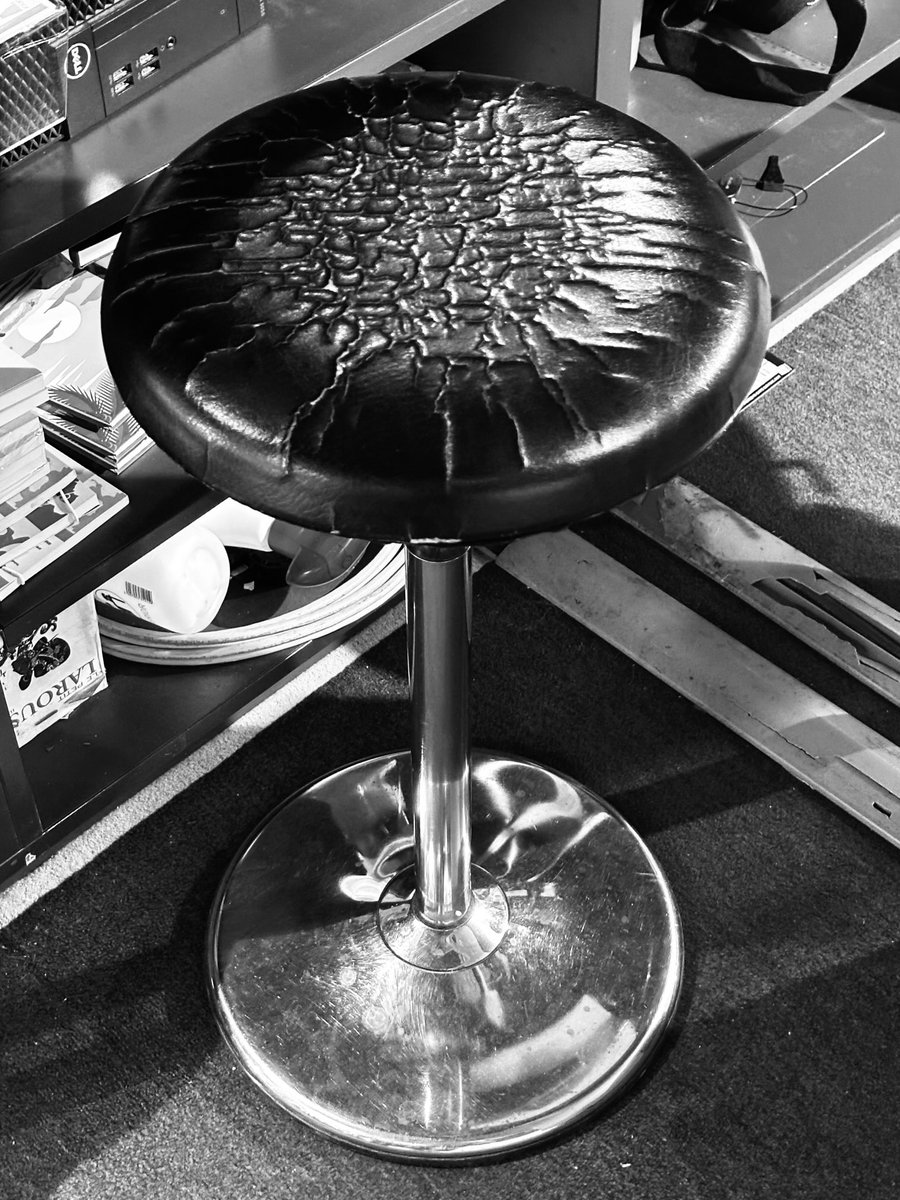 Alonein43672278's tweet image. #photography #blackandwhite #stool #used