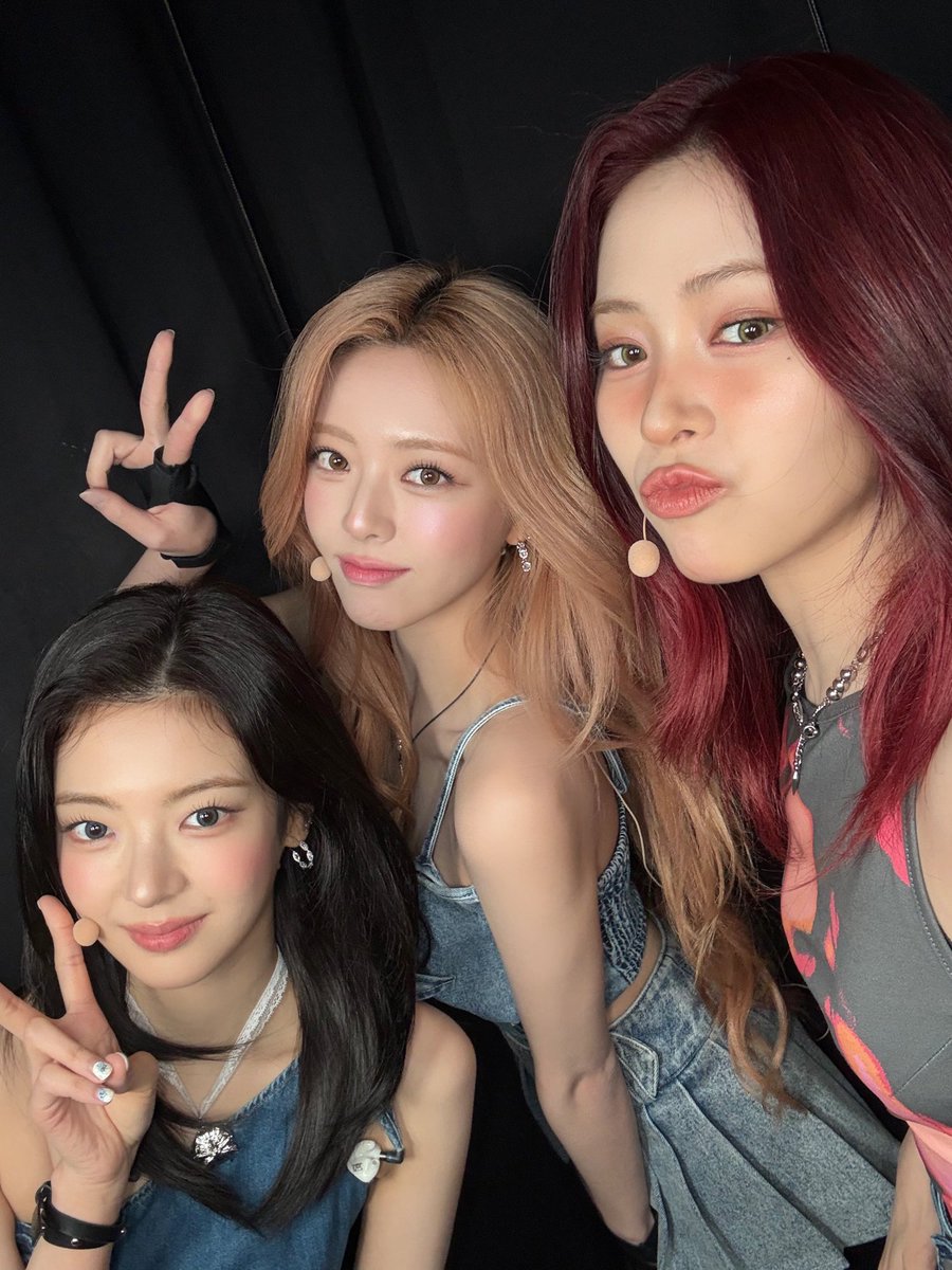 [ #KFLOW3 ]
<250426 있지> 를 아는 사람
: 너무 멋져. 너무 기특해 🫳🏻🫳🏻
이틀 동안 함께해 준 믿지들 고마워요🫶🏻

People who know <250426 ITZY>
: They’re legit amazing. So proud of them 🫳🏻🫳🏻
Thank you MIDZY for being with us these past two days 🫶🏻

#ITZY #MIDZY <a href="/ITZYofficial/">ITZY</a>
#KFLOW