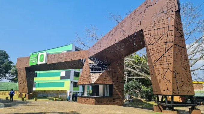 𝗟𝗼 𝘁𝗲𝗻𝗲𝗯𝗿𝗼𝘀𝗼 𝗱𝗲 𝗹𝗮 “𝗽𝗶𝗲𝗱𝗿𝗮 𝗱𝗲 𝗕𝗮𝗿𝗶𝗰𝗵𝗮𝗿𝗮 𝘆 𝗲𝗹 𝗰𝗲𝗺𝗲𝗻𝘁𝗼” 𝗲𝗻 𝗹𝗮 𝗨𝗜𝗦.  
𝗗𝗲𝘀𝗽𝘂𝗲́𝘀 𝗱𝗲 𝗻𝘂𝗲𝘃𝗲 𝗮𝗻̃𝗼𝘀 𝗱𝗲 𝗴𝗼𝗯𝗲𝗿𝗻𝗮𝗻𝘇𝗮 𝗲𝗻 𝗹𝗮 <a href="/UIS/">UIS</a> 𝗱𝗲𝗱𝗶𝗰𝗮𝗱𝗼𝘀 𝗲𝘅𝗰𝗹𝘂𝘀𝗶𝘃𝗮𝗺𝗲𝗻𝘁𝗲 𝗮 𝗲𝗷𝗲𝗰𝘂𝘁𝗮𝗿