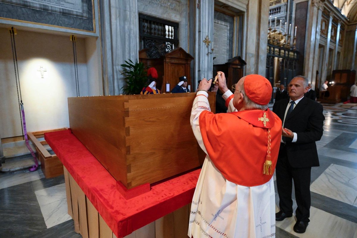 bettapique's tweet photo. La sepultura de Francisco en la Basílica de Santa María la Mayor (foto Vatican Media) https://t.co/3lUrQmt9oj