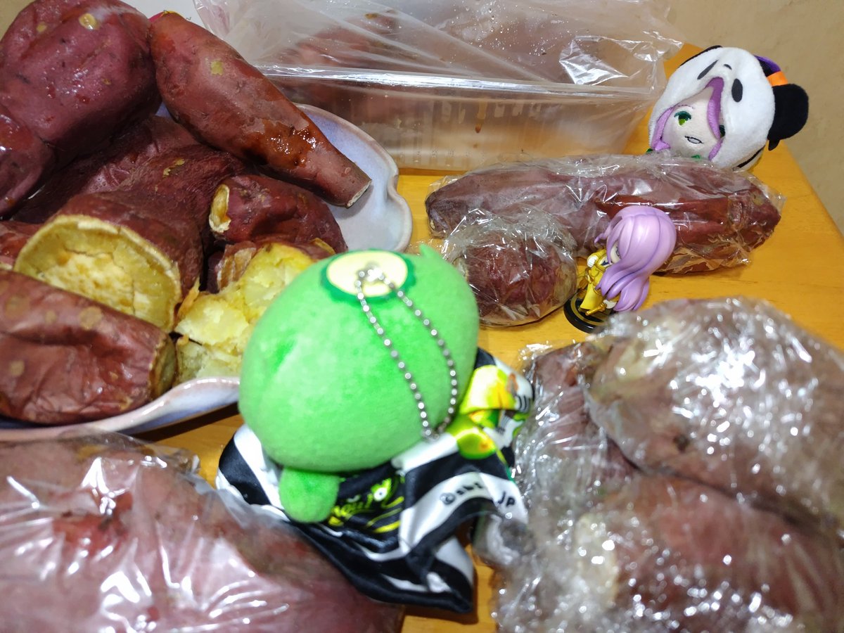 🐼さわやかのサツマイモの焼き芋だよー！
とても食べたかったので🍠とどくのまってた〜🚚💨
美味しい(*´艸｀*)ｵｲｼｲ
ホクホクとねっとりといろんなタイプがあるね(*´ω｀*)
保存するのはラップにつつんで…
ぷっぷ🍠
ねんぷち須賀サイズ🍠