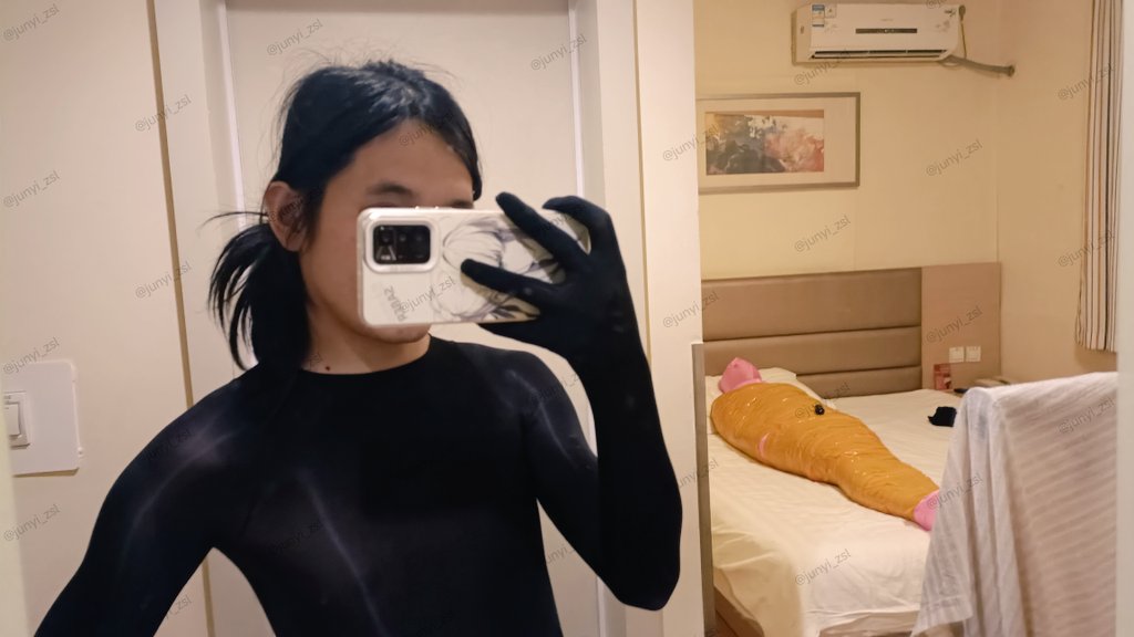 哎呀呀，看我抓到了什么——一个被胶带缠住的玩具。被胶带捆起来动弹不得的感觉很爽吧~准备好被我狠狠调教吧😋😋😋