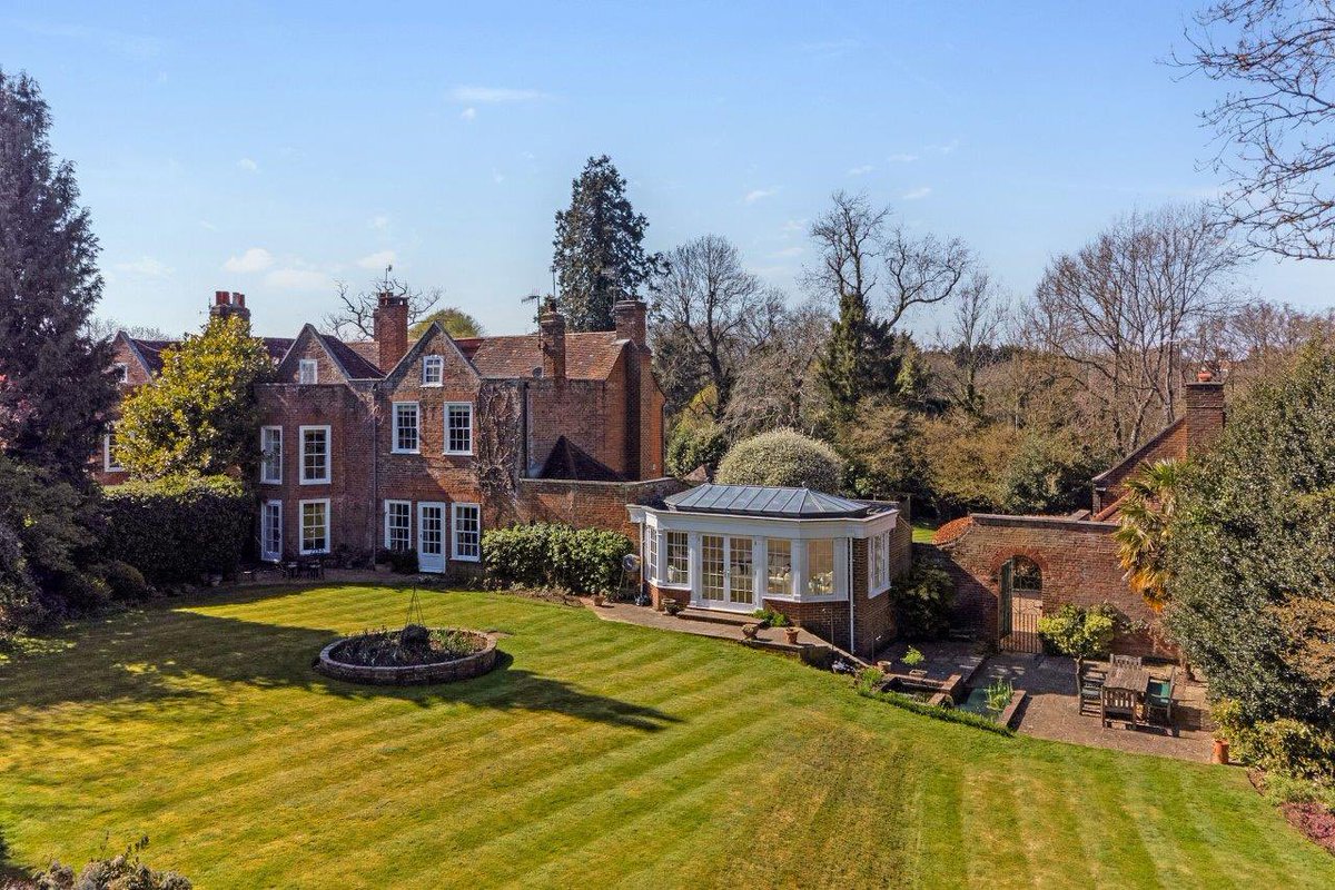 HamptonsReigate's tweet photo. Maldons is a substantial Grade II* listed wing of an 18th Century manor house which has been tastefully improved by the current owners and sits within 0.75 acres of private grounds

#SurreyHomes #Hamptons #HamptonsReigate #hampstons1869 
#property #propertymarket #propertyforsale https://t.co/HI82NMwpjU