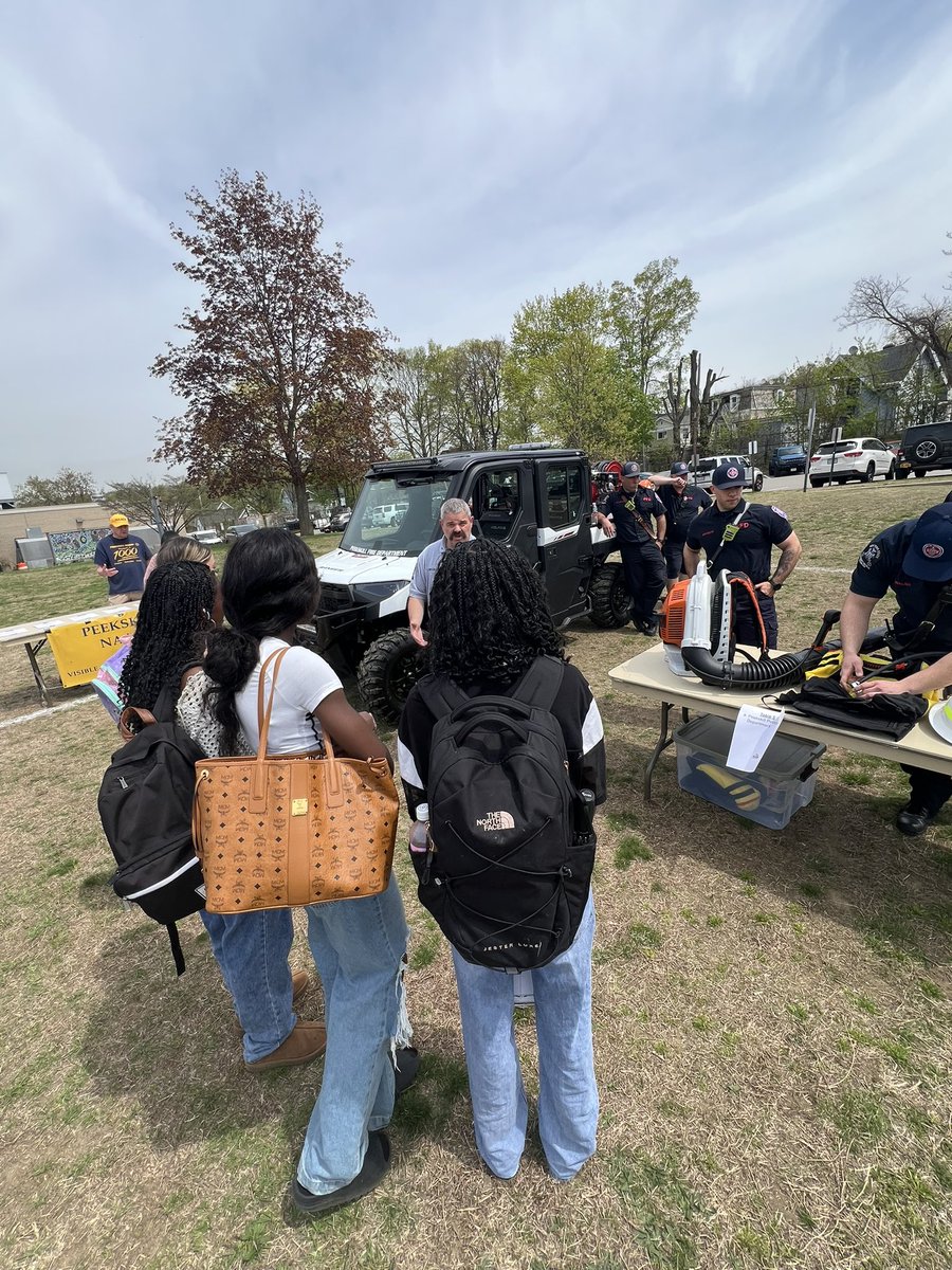 Peekskill_STEAM's tweet image. PHS 🌍-Day celebration! 
THANK YOU!
Peekskill Firefighters
Peekskill Youth Bureau
City of Peekskill DPW
Peekskill NAACP
Clearwater Sloop
Park Rangers
Teatown
PHS [Latino Culture Club, Art Dept, Gardening Club,Environmental Club,Hiking Club] @DrJFerris @BudhaiSEudes @KernMojica1