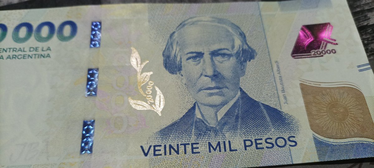 La última vez que ví a Alberdi fué en el manual Kapeluz, y ahora que <a href="/leonardovalente/">Leo Valente 🔋</a> pagó la tarjeta de #lapeñatuixtera con uno, si fuera por el flan que comió tendría que dejar ,un par más