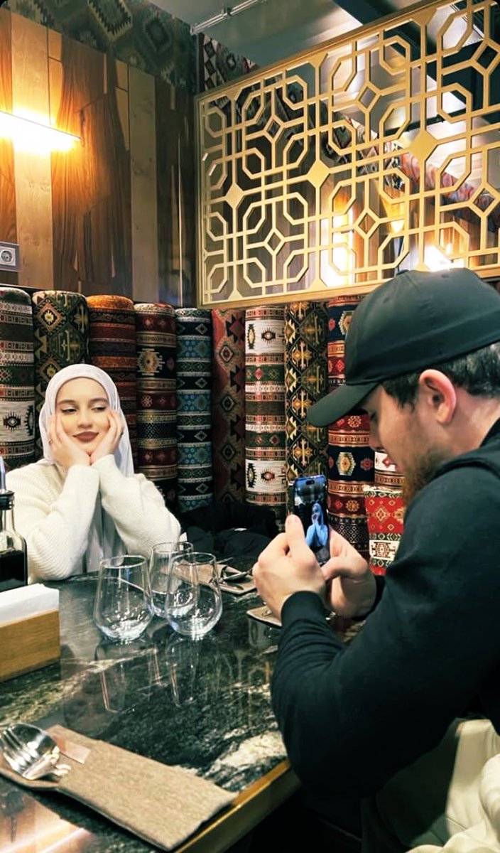 sayid__machmoed's tweet photo. المرأة كالنخلة تصنع العسل إذا احبت وتلسع إذا كرهت

Wanita itu laksana lebah, ia membuat madu kala ia suka/cinta, namun akan menyengat kala ia benci/tak suka

☕️🌹 https://t.co/fQ2TTWa9Mk