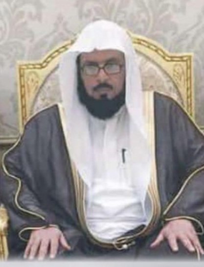 hareqnews's tweet photo. مقال يتحدث عن جانب من حياة الشيخ #حمد_بن_ناصر_آل_سليمان،يرحمه الله.

رحم الله الشيخ حمد بن ناصر بن سعد آل سليمان رحمة واسعة حيث فاجئه الموت في مساء يوم الأثنين ١٤٤٦/١٠/١٦ فلقد 
كان نعم الرجل ونعم الإنسان ونعم الأخلاق ونعم التواضع كان رَجُلاً طيب القلب لين الجانب يعطف على الصغير ويقدر الكبير الكل يشهد له بالخير ويشهد له بذلك لا يحمل في قلبه على احد غلاً ولا حقداً حريصاً على زيارة اقاربه وزيارة اصدقاءه سمحاً بشوشاً لا تفارق الابتسامة محياه هيناً ليناً محباً لطاعة الله حريصاً على أداء الصلاة في المساجد يتأهب لأداء الصلاة قبل دخول وقتها له ارتباط بكتاب الله يختم القرآن الكريم في كل شهر عدة ختمات وهذا من توفيق الله له فقد شيعه يوم رحيله جموع من المصلين الذي جاؤو لأداء الصلاة عليه بعد صلاة عصر يوم الثلاثاء ١٤٤٦/١٠/١٧ وتشييعه ووداعه والدعاء له حتى وري الثراء رحمه الله نسأل الله - عزوجل - أن يجعل مااقبل عليه خير مماادبر عنه وان يجعل الآخرة خير له من الأولى وان يجعل قبره روضة من رياض ��لجنة وان يغفر له ويرفع درجته في المهديين مع النبيين والصديقين والشهداء والصالحين وحسن أولئك رفيقا ووالدينا وجميع موتى المسلمين وان يبارك في ذريته من بعده والحمد لله على قضائه وقدره فلله الأمر  من قبل ومن بعد وكل شئ عنده بمقدار ... 

كتبه / خالد بن عبدالله بن محمد بن حمزان آل حيان
إمام وخطيب جامع والدة الأمير عبدالعزيز بن محمد بن عياف آل مقرن
في محافظة الحريق