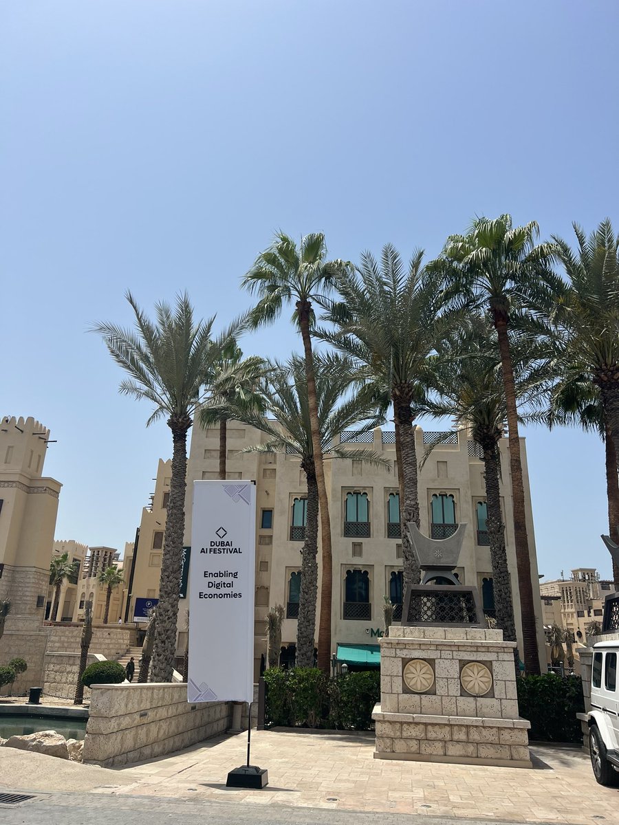 Dubai AI Festival✅! Wonderful time having my solo AI art solo exhibition Hallucination Flora Garden there!
Thx all friends in Dubai! Gonna visit you soon🦋 #dubai  #difc #dubaiaiweek #jumeirah #aiart and had an insightful talk with mr <a href="/FSKazim/">Faisal Kazim</a>