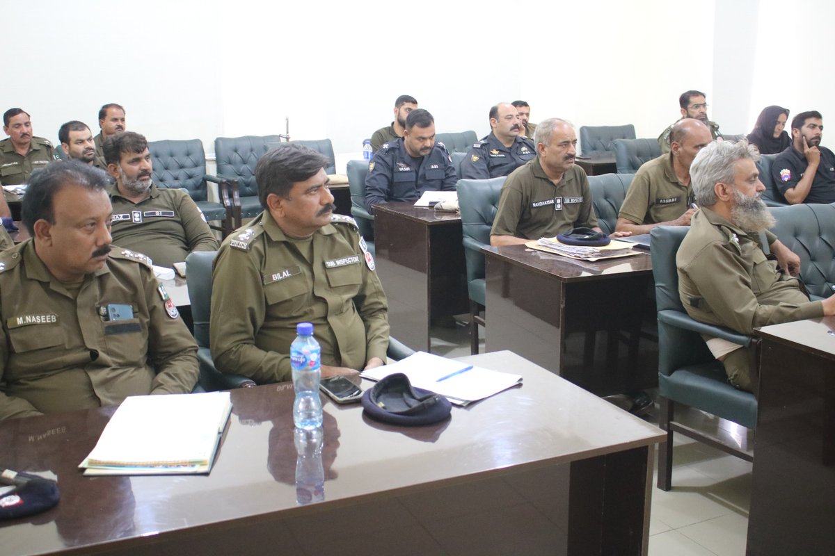 RSheikhupura's tweet image. آئی جی صاحب پنجاب پولیس کی کیپیسٹی بلڈنگ پالیسی کے تحت ریجنل ٹریننگ سنٹر آر پی او آفس شیخوپورہ ریجن میں تفتیشی افسران کی کارکردگی کو بہتر بنانے کے لیے کورسز کا سلسلہ جاری۔
شیخوپورہ اور ریجن کے تینوں اضلاع سےتفتیشی افسران نے شرکت کی۔
#PunjabPolice #BuildingForBetter