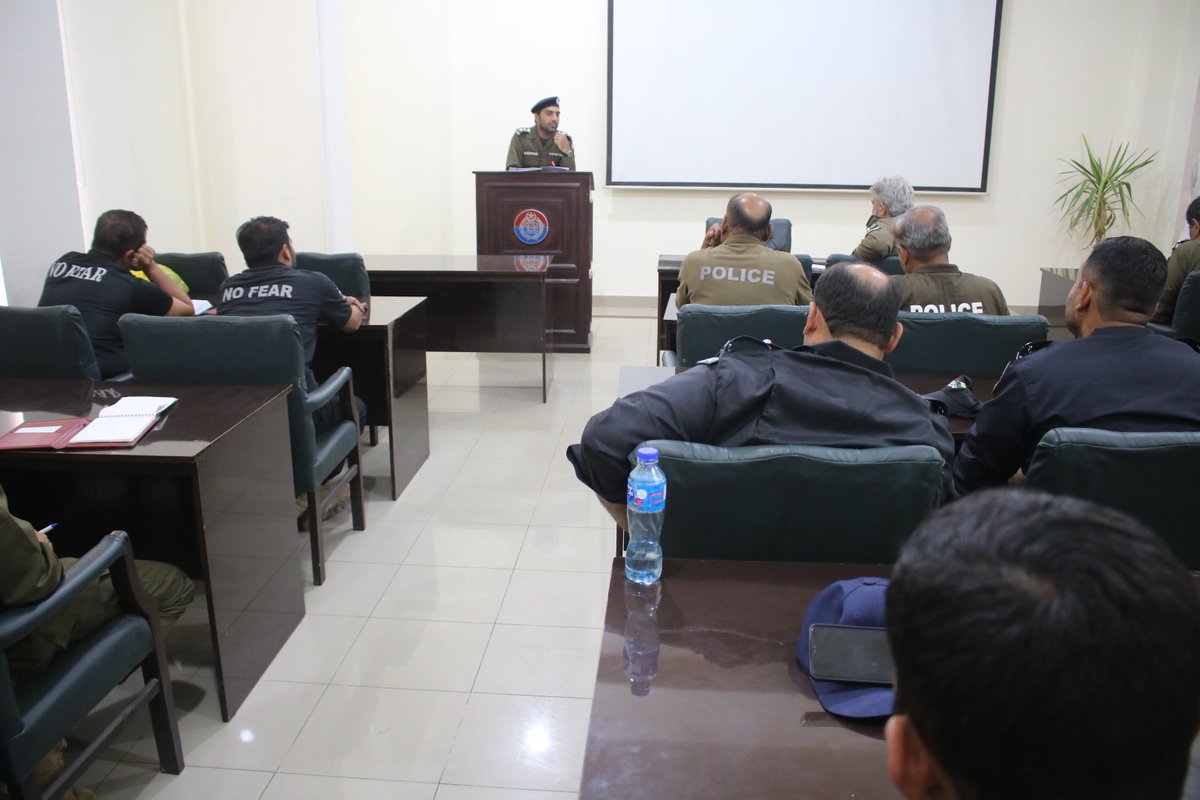 RSheikhupura's tweet image. آئی جی صاحب پنجاب پولیس کی کیپیسٹی بلڈنگ پالیسی کے تحت ریجنل ٹریننگ سنٹر آر پی او آفس شیخوپورہ ریجن میں تفتیشی افسران کی کارکردگی کو بہتر بنانے کے لیے کورسز کا سلسلہ جاری۔
شیخوپورہ اور ریجن کے تینوں اضلاع سےتفتیشی افسران نے شرکت کی۔
#PunjabPolice #BuildingForBetter