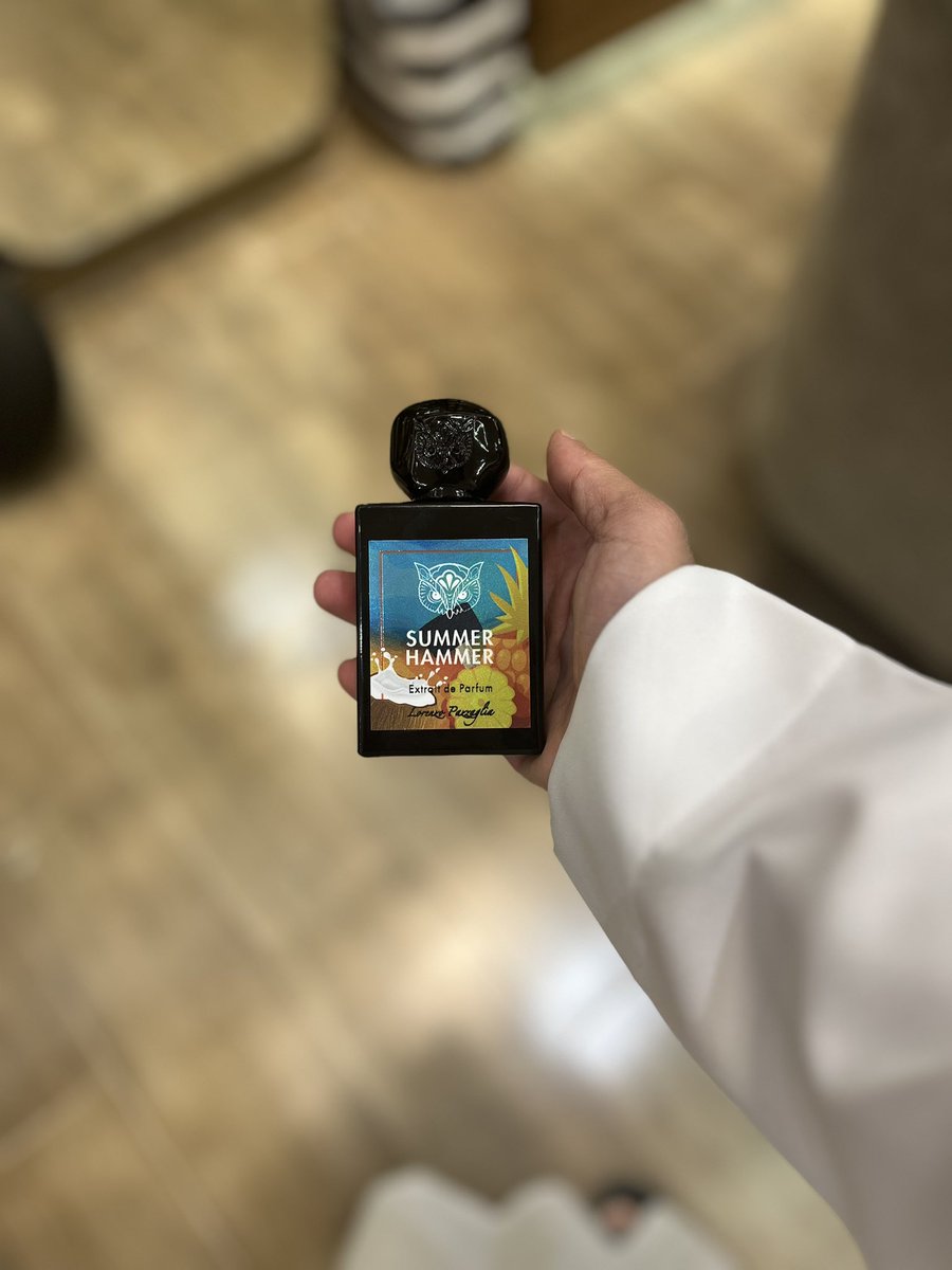 اليوم بنتكلم عن هالجميل سمر همر الصيفي اللي صدر عام 23 للي يحبون العطور الفاكهيه او نقربها اكثر اذا تحب رائحة المانجو ولكن هنا برائحة سكرية انصح بتجربته👌🏻😍