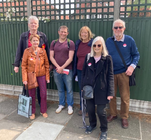 Today Twickenham Labour members were out delivering the Whitton newsletter, alongside listening to voters, bringing Labour’s message for change straight to residents' doors.🌹#Labour #PlanForChange #Twickenham #Whitton