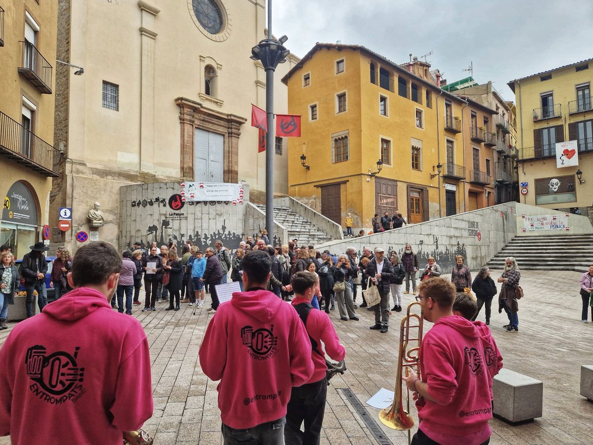 📢 Aquest dissabte s’ha celebrat la III Balconada de poesia, com a cloenda dels actes de Sant Jordi. Una vintena de poetes, poetesses i rapsodes han ofert un recital poètic recorrent espais i balcons del centre històric de la ciutat amb l’acompanyament musical d’Entrompats Band.
