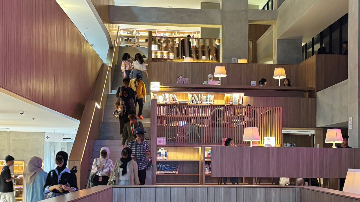 alunissace's tweet photo. perpustakaan jakarta, a privilege. https://t.co/13UchD1WJP