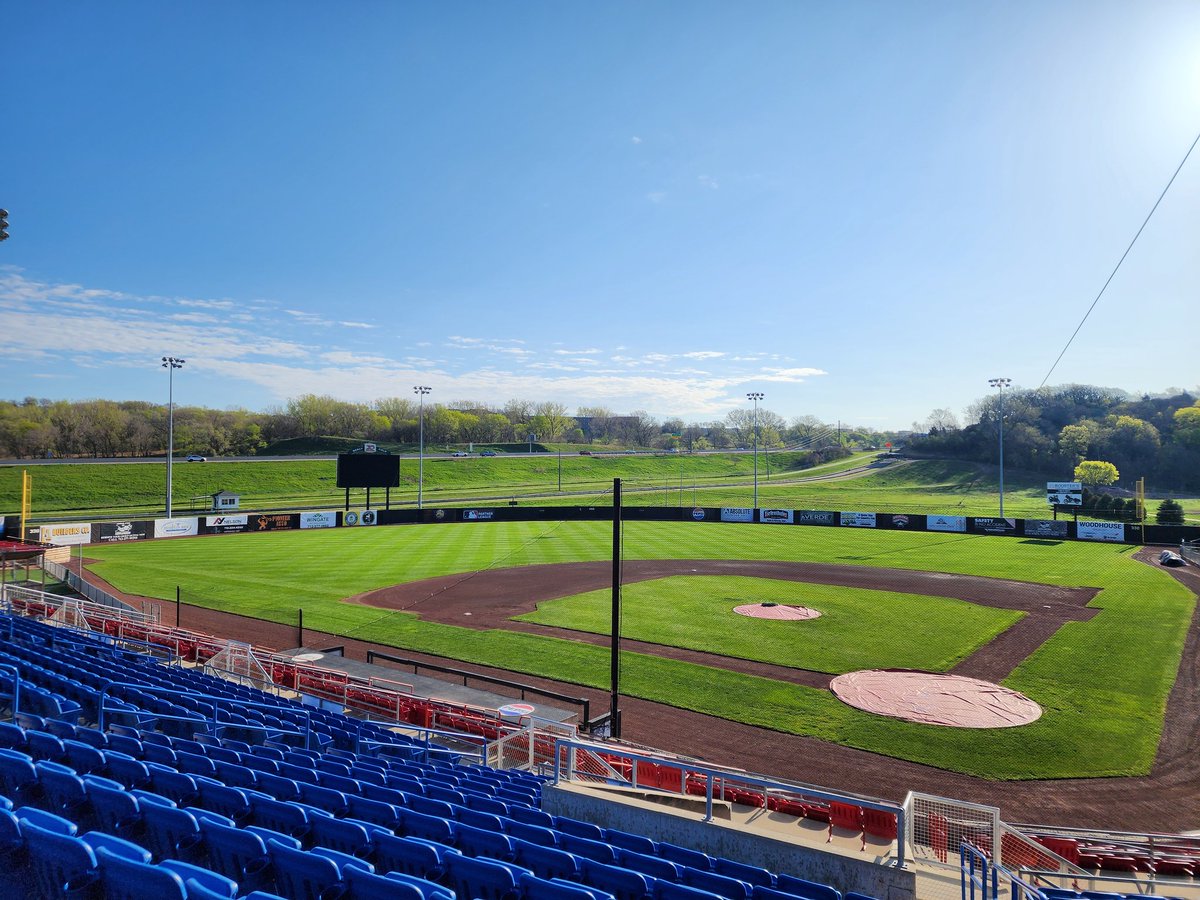 Good morning! Do you know we get to do today? Use this beautiful field. Happy first workout day for those <a href="/SiouxCityXs/">Sioux City Explorers</a> and <a href="/AA_Baseball/">American Association</a> faithful who celebrate.