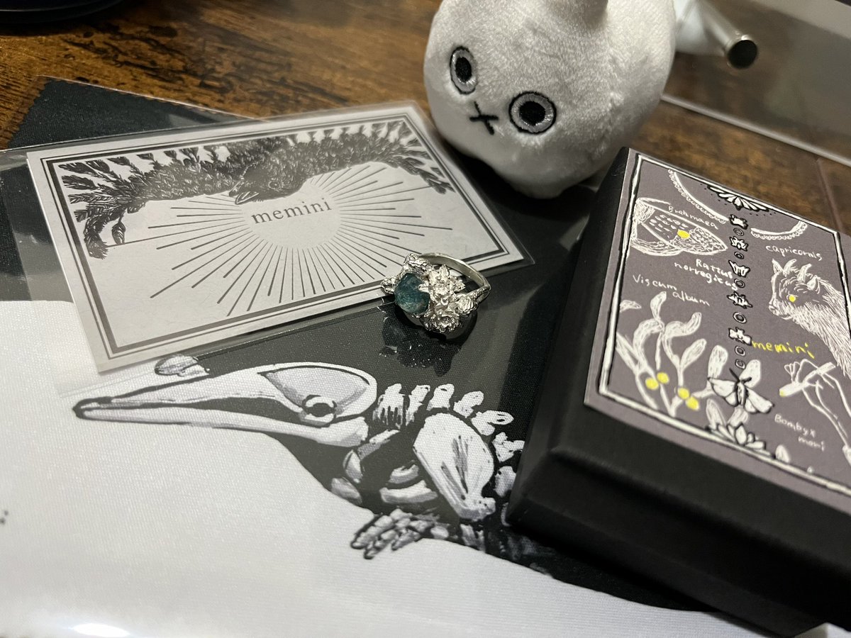 Gy666AOHL's tweet image. improいてきました‼️‼️
今回もmeminiさん(@lepuscapensis )の指輪を迎えました💍本当は目玉焼きクラゲをお迎えする気でいましたが、モネの睡蓮の水面みたいな石に一目惚れしてしまったのでダメです。
会場ではキツかったのに帰ったらガバガバなので指の太さがもうわからん笑
ダンジョン飯、読むか……