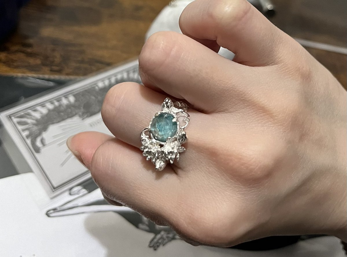 Gy666AOHL's tweet image. improいてきました‼️‼️
今回もmeminiさん(@lepuscapensis )の指輪を迎えました💍本当は目玉焼きクラゲをお迎えする気でいましたが、モネの睡蓮の水面みたいな石に一目惚れしてしまったのでダメです。
会場ではキツかったのに帰ったらガバガバなので指の太さがもうわからん笑
ダンジョン飯、読むか……