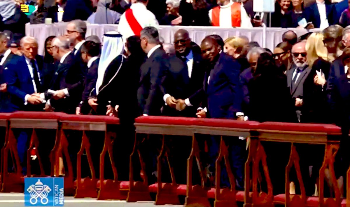 Incluso muerto, el papa Francisco sigue trabajando activamente por la paz, la unidad y reconciliación entre los líderes mundiales y las diversas religiones y ritos: En su funeral todos ellos oraron juntos y estrecharon la mano en el momento de “la paz” .
🙏🏼🇻🇦 🕊️