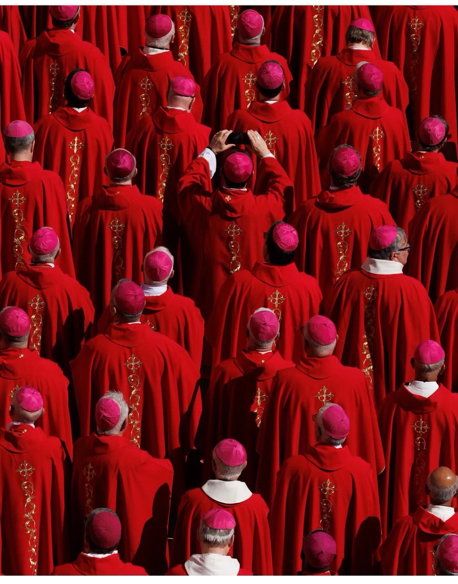 Pope Francis laid to rest bbc.co.uk/news/live/c62j… (Photo - Dan Kitwood/Getty Images)