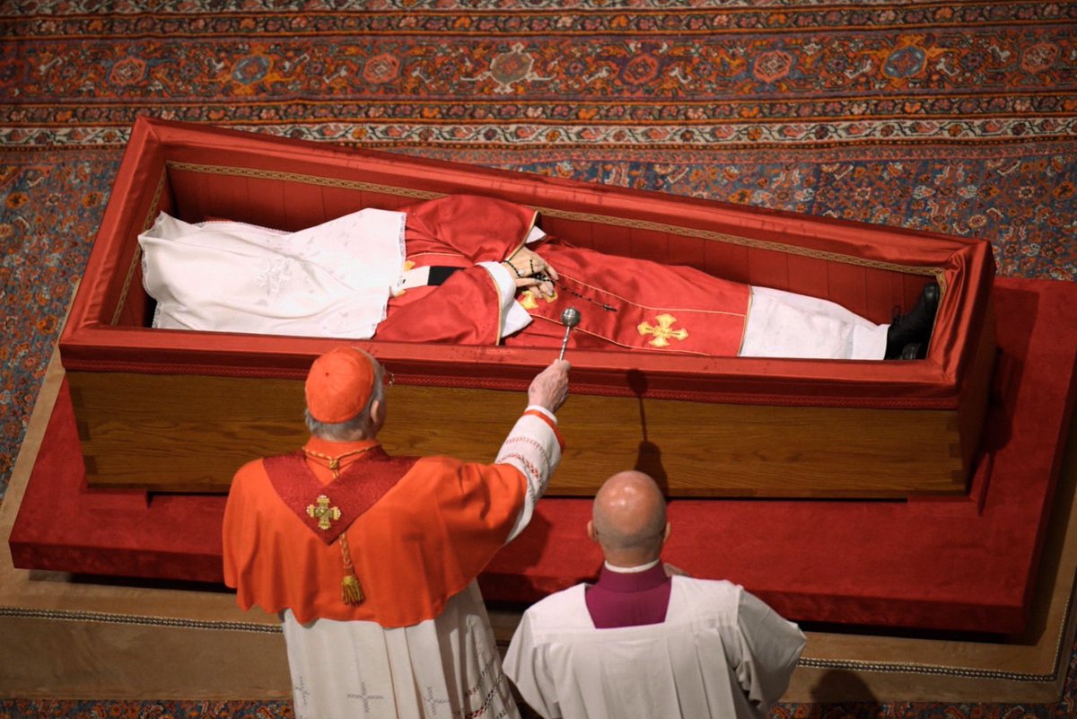 SkoOrp's tweet image. Imagina ser fotógrafo hoy en el Vaticano.