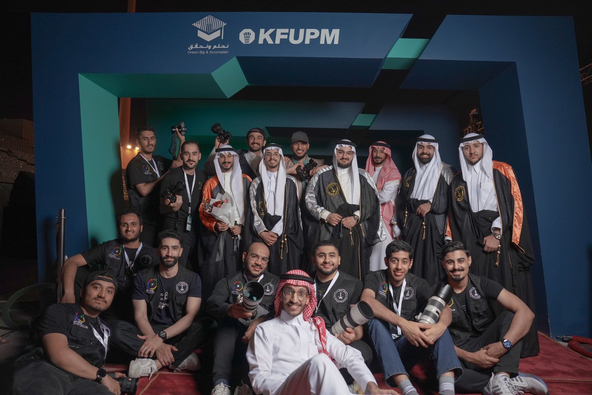kfupm_mediaClub's tweet photo. بعد أن سطّر الخريجون أجمل حكايات النجاح، كنا هناك لنوثق الفرح ونعيش لحظاته معهم.
اجتمعنا بعد الحفل بصورة تختصر مشاعر الفخر والتعب والإنجاز.
مبروك لكل خريج وخريجة، أنتم فخر الوطن وأمله.
✨❤️
#KFUPM
 #تخرج_دفعة_55 https://t.co/WZgemeQiZm
