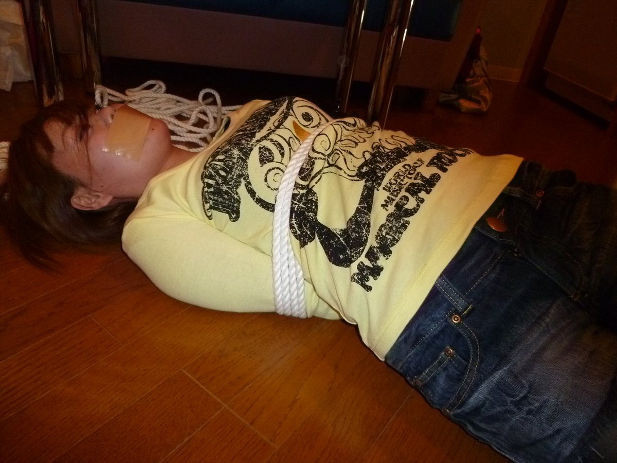 CandFansにミニ写真集『囚われた黄色ロングTシャツ＆デニムショーパン女子（全32枚）』を公開しました😎
