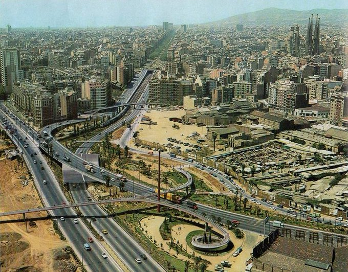 Aprofitant que avui s'inaugura la nova plaça de les Glòries Catalanes, us deixo un breu recull fotogràfic de la seva evolució en els darrers 100 anys.

🧵 #FIL⤵️