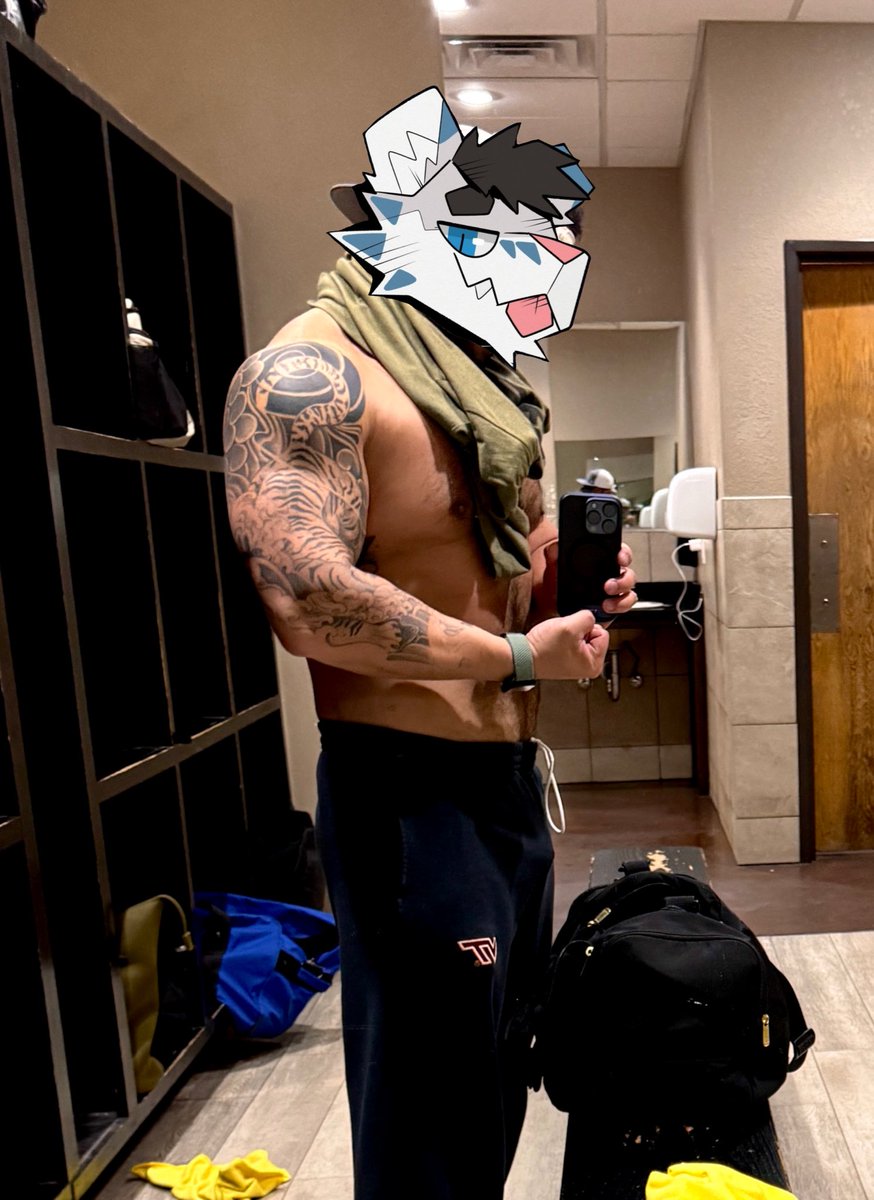 TigerSquat's tweet image. COME TO FOXTROT TONIGHT AT 9 AND SEE ME DJ AND DANCE AND MAYBE ILL FLEX OR SOMETHING #ShirtlessSaturday