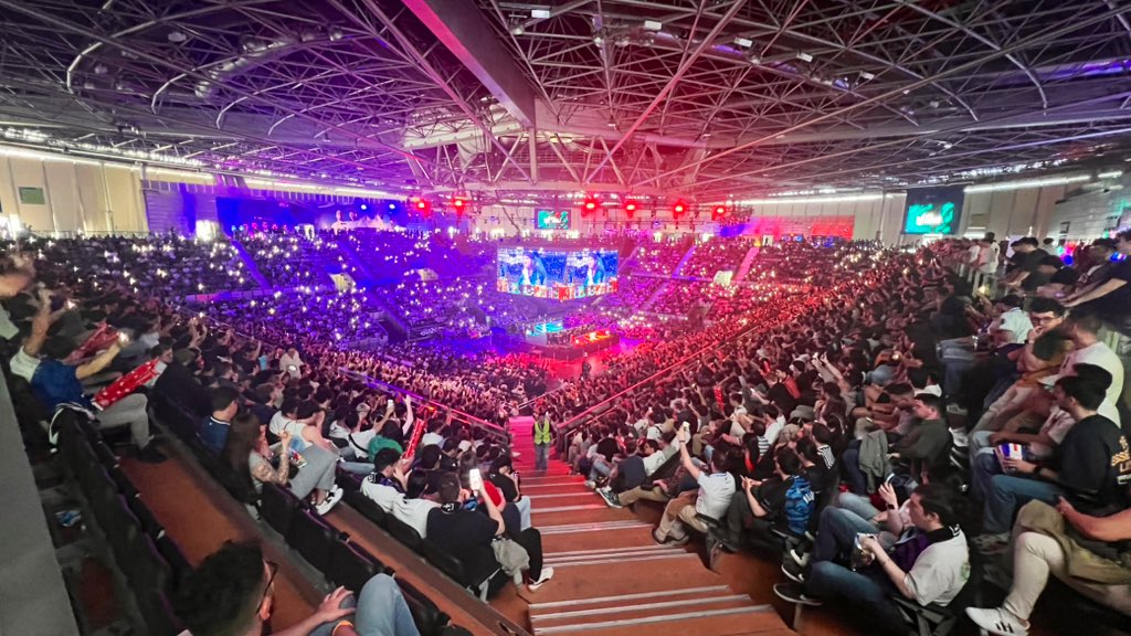 Congratz <a href="/MIRABroadcast/">MIRA!</a> &amp; <a href="/MovistarKOI/">Movistar KOI</a> por el tremendo espectáculo que habéis montado para el #LEC Roadtrip, el público se lo está pasando fenomenal👏🏼

PD: <a href="/jaimemellado_/">Jaime Mellado</a> vaya presentación guapísima te has currado🔥