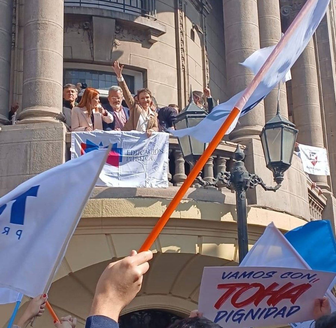 Carolina_Toha's tweet photo. Gracias de corazón al Partido Radical por confiar en este proyecto. Vamos a trabajar juntos por un Chile que avance con progreso, seguridad y bienestar compartido. #CreoEnChile https://t.co/wIo9vKtbpG