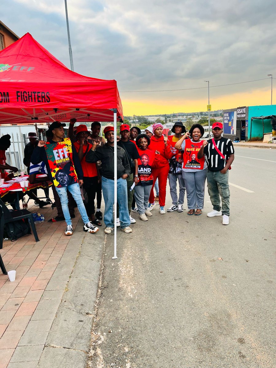 EffycSubRegionB's tweet photo. ♦️IN PICTURES♦️

EFF Youth Command Gauteng SYILC Coordinator of Johannesburg Sub-region B, fighter Tanele Mona with SYILC members for a recruitment drive at Pennyville today❤️💚🖤✊🏾

#EFFYouthRecruitment https://t.co/201B8NnPGJ