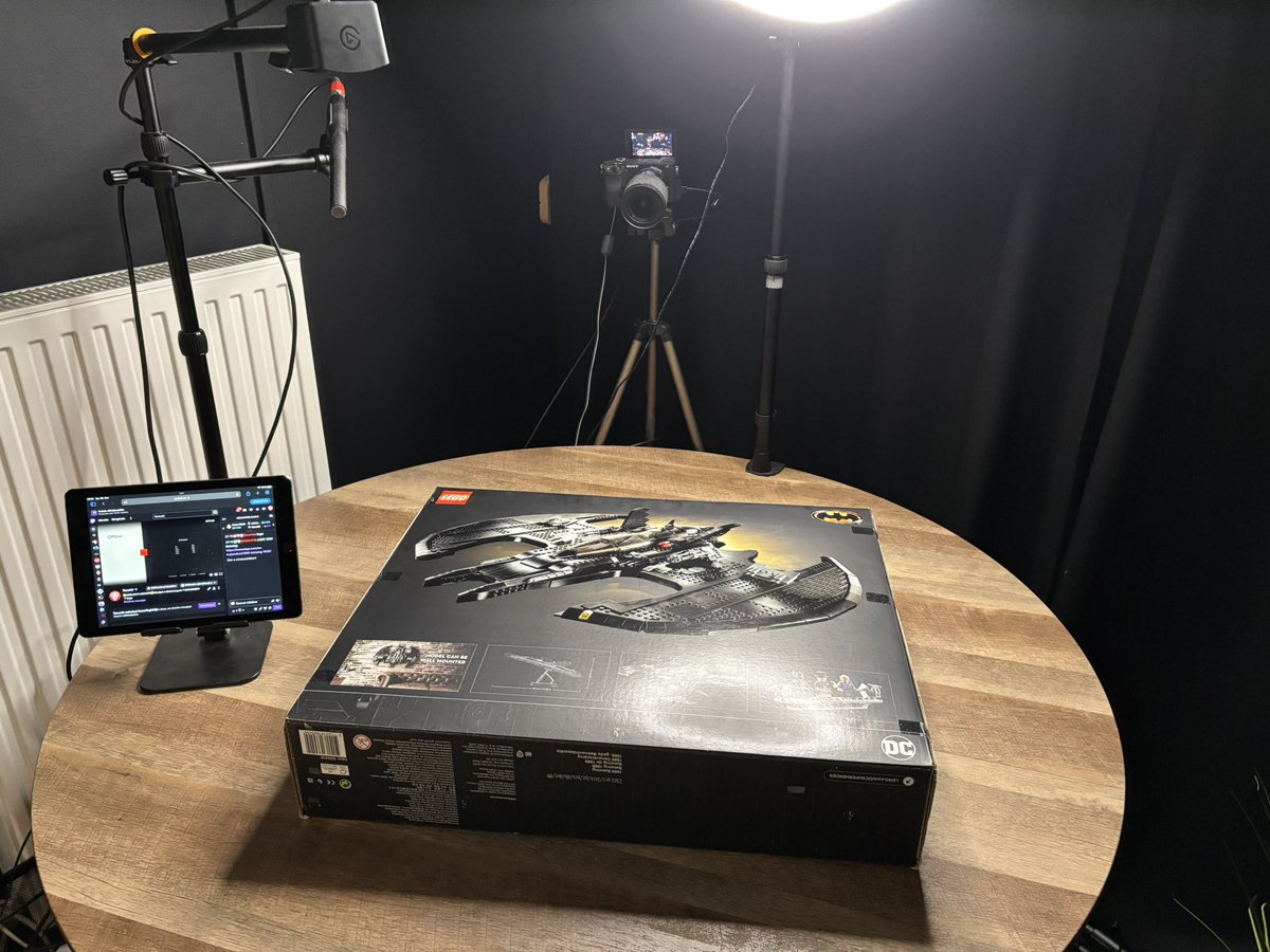 tanarurtweet's tweet photo. NAGYON KÖSZÖNÖM NEKTEK A BATMAN BATWING LEGOT!!! A mini unboxing setup készen is áll a holnapi szülinapi streamre! Reggel 8-kor el is kezdjük kirakni! Köszönöm srácok!❤️ https://t.co/Sbfc0mQIQ0