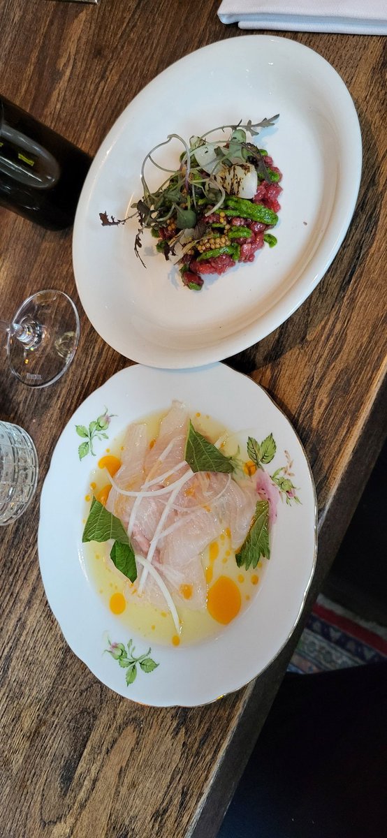 Oli kyllä loistava synttäripäivällinen BasBas Kulmassa. Alkuun tartar ja siikaa, pääruoaksi grillistä iberico possua ja turskaa sekä jälkkäriks vielä raparperipiirakka