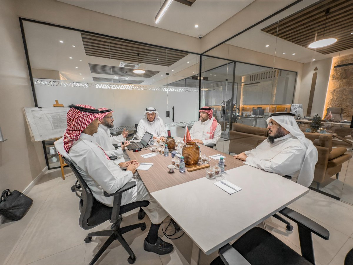 📄| عقد مجلس إدارة جمعية ابتكار للموهبة في #البكيرية اجتماعه الأول، بعد تأسيس الجمعية والذي ناقش عدد من الموضوعات، منها اعتماد الإجراءات المنظمة للعمل والبدء بتشكيل اللجان الأساسية والفرعية وبناء الرؤية الاستراتيجية للجمعية.
وعبّر رئيس الجمعية الأستاذ مسلم المزيني والأعضاء عن