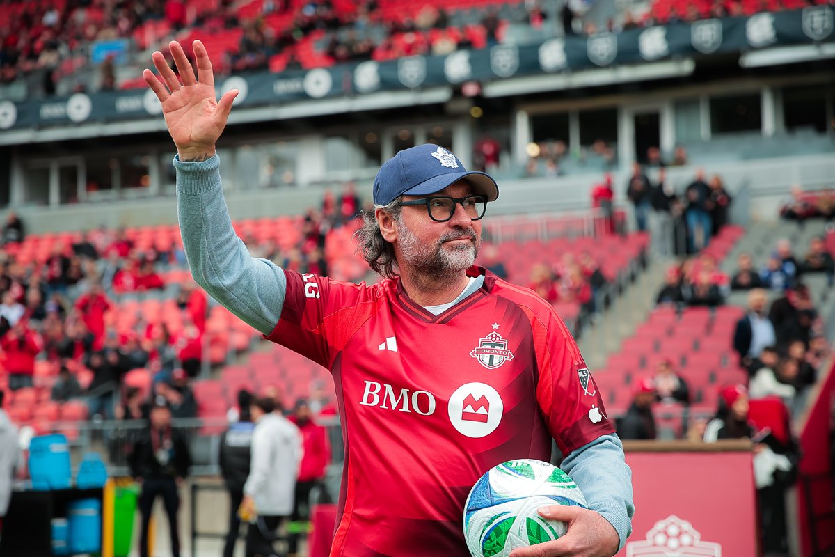 Legendary leaf Darcy Tucker getting us set for kickoff 🍁