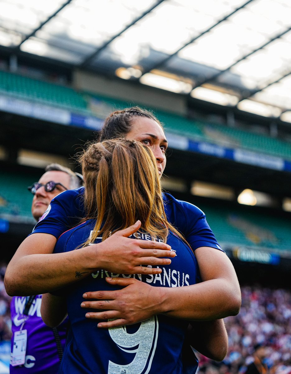 FranceRugby's tweet image. 🙏✨ Face à la meilleure équipe du monde, nos Bleues ont produit 𝘂𝗻𝗲 𝗽𝗿𝗲𝘀𝘁𝗮𝘁𝗶𝗼𝗻 𝗱'𝘂𝗻 𝘁𝗿𝗲̀𝘀 𝗵𝗮𝘂𝘁 𝗻𝗶𝘃𝗲𝗮𝘂 cet après midi dans l'antre du rugby.

💙 Gardez la tête haute les filles, vous pouvez être fières de vous ! 

#XVdeFrance #NeFaisonsXV #ANGFRA