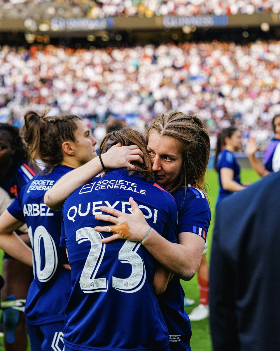 FranceRugby's tweet image. 🙏✨ Face à la meilleure équipe du monde, nos Bleues ont produit 𝘂𝗻𝗲 𝗽𝗿𝗲𝘀𝘁𝗮𝘁𝗶𝗼𝗻 𝗱'𝘂𝗻 𝘁𝗿𝗲̀𝘀 𝗵𝗮𝘂𝘁 𝗻𝗶𝘃𝗲𝗮𝘂 cet après midi dans l'antre du rugby.

💙 Gardez la tête haute les filles, vous pouvez être fières de vous ! 

#XVdeFrance #NeFaisonsXV #ANGFRA